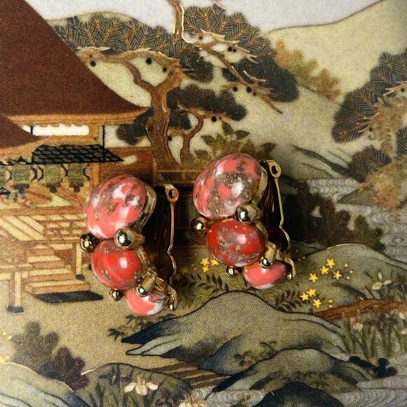 Vintage 1980s Coral Pink, Cream & Gold Fleck Resin Stone Clip Earrings - Picture 5 of 8